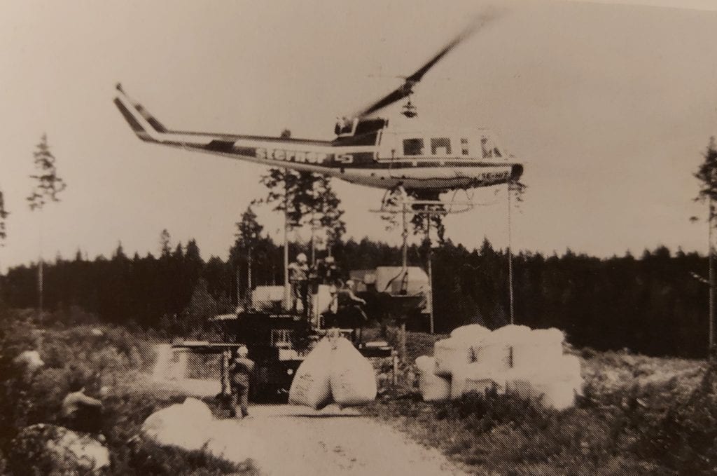MED HELIKOPTER: Gjødsling av skog i 1980.