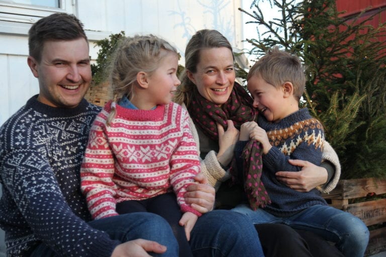 JUL PÅ GRIMSET: Hans Otto og Julie Engeloug med barna Ingrid og Halvor på gården Grimset, som snart blir å se i Gildes julereklame.
