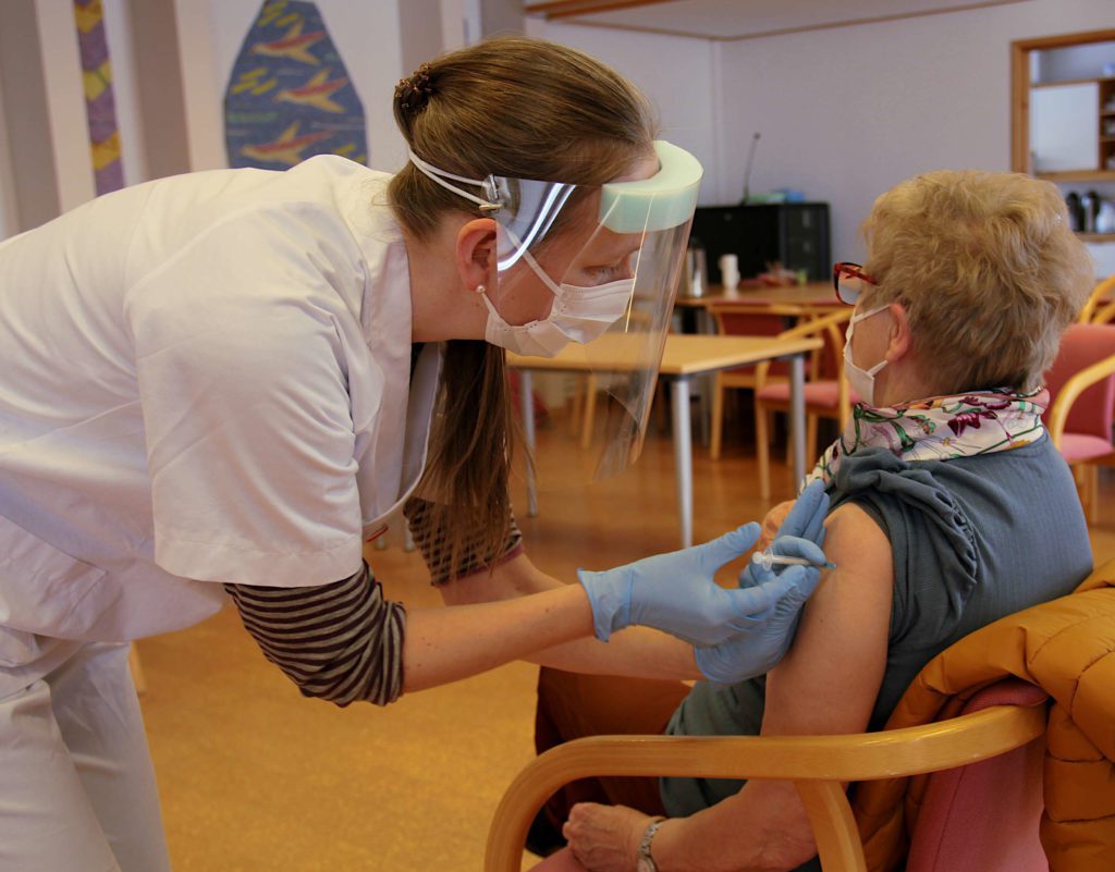 OPPFRISKNINGSDOSE: Fra 6. januar kan du få vaksine på Tingberg. Det tilbys både for de som ikke har tatt vaksine til nå, og for de som er klar for tredje dose. FOTO: Emilie W Andersen