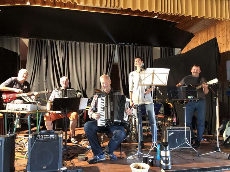 SOUNDCHECK: Varmer opp til kveldens fest. Bandet fra venstre Bård Opppegård, Ole Johnny Sandmoen, Kjell Wang, Trine F.Kazemba og Frank Nysveen.