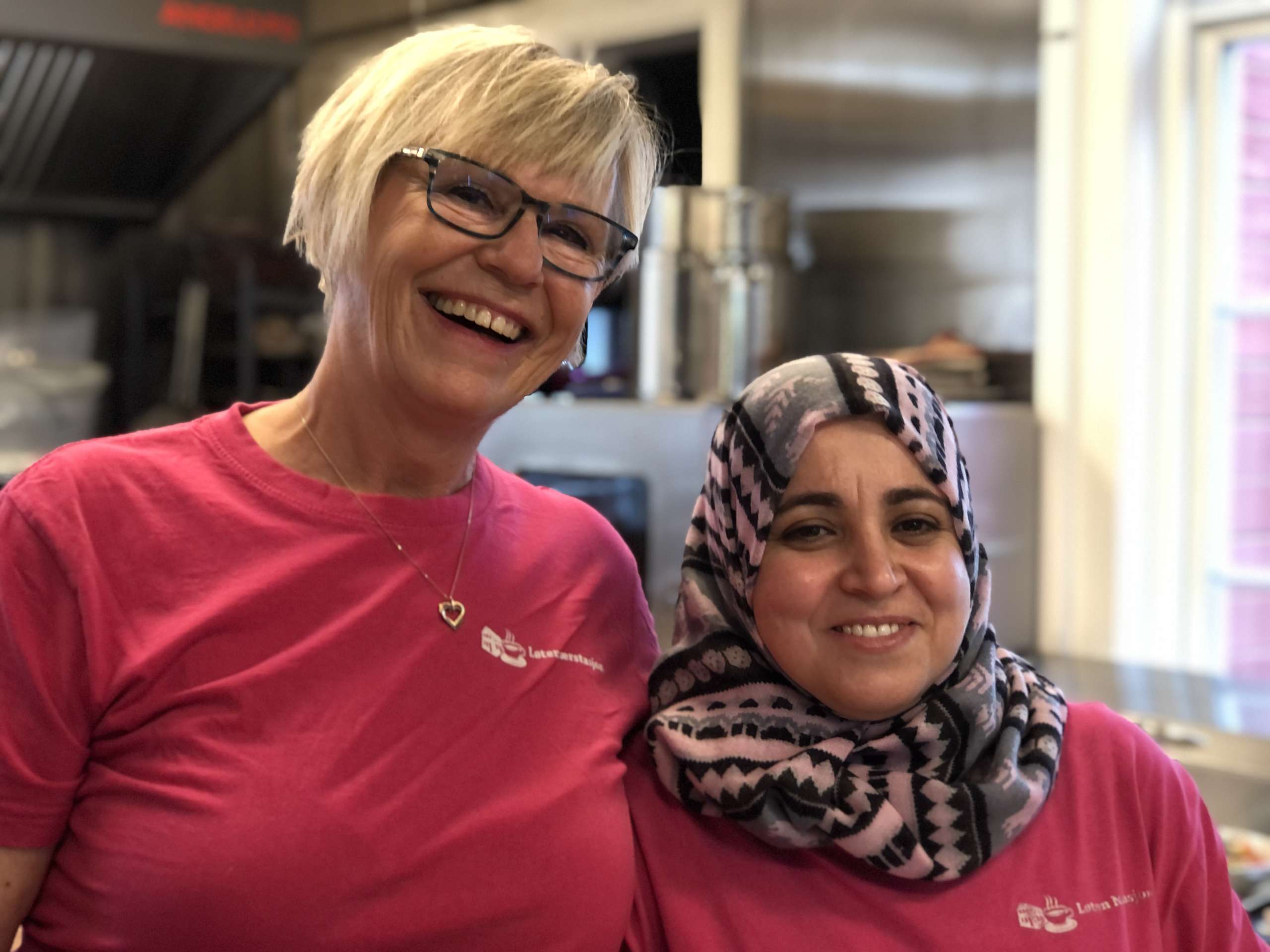 GODE KOLLEGAER: Hipp hurra for Rajaa, som har jobbet hos meg i 5 år, sier kafeeier Gerd Else Sletmoen. Foto: Marit Amundsen