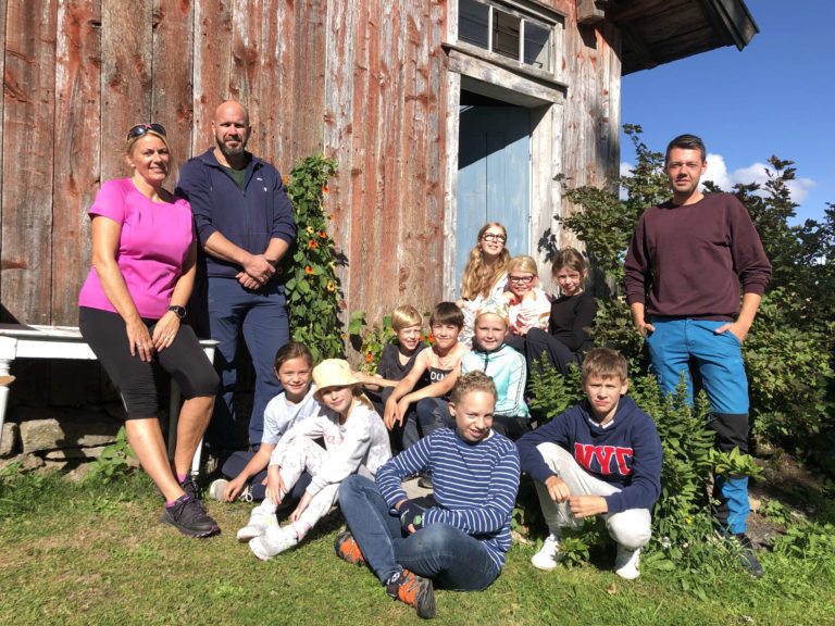 Fra venstre i rosa genser: Lærer Marit Schjerpen, lærer Hans Erik Brandsegg, Oda Mellum Larsen, Marte Karenersen, Sjur Holland, Borys Kobielski, 2. rekke bak; Sebastian, Artom Seryk, Runa Noralinn Lynnes, Paula Kalderauska, Christina Handegaard og Sigrid Westgård. Foto: Marit Amundsen