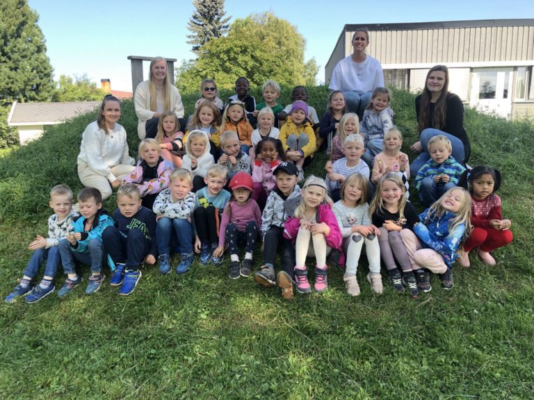 Første klasse Østvang skole: Første rekke fra venstre: Emil Røste Gjetøy, Wilhelm Frang Halbakken, Johan Sørby Slettetveit,Julian Engemoen Emilsen, Mats Kristoffer Mustaparta Gåsvær, Amalie Skattum Kringler, Dennis Svarthoel Dahl ,Aurora Amalie Bystrøm-Halsen, Ine Aurora Martinsen Hellebekken,Natalie Haagensen, Frøya Svela, Susanna Htoo, andre rekke fra høyre: Sigurd Tidemand-Lundestad,Egle Juodyte, Linus Westli,Hanna Abereham Gelegaber,Jacob Andree Nordsveen Mobekk, Ada Fossberget Larsen, Maren Kristiansen Tredje rekke fra venstre: Malin Gundersen, Julia Øverby-Halvorstuen, Cecilie Brenden-Surén, Fride Bretun, Leah Brenden Verge, Aria Brustad Bekkevold, Frida Bjørnstad, Lena Lersveen. Fjerde rekke fra høyre: Else Vestli Evenrud, Adelle Elise Bekkemellem Strømsten,Moses Baganda,Lucas Brenden Verge, Jashua Baganda, Nora Hval Aspen og Solveig Opsahl Edvarsen. FOTO: Marit Amundsen.