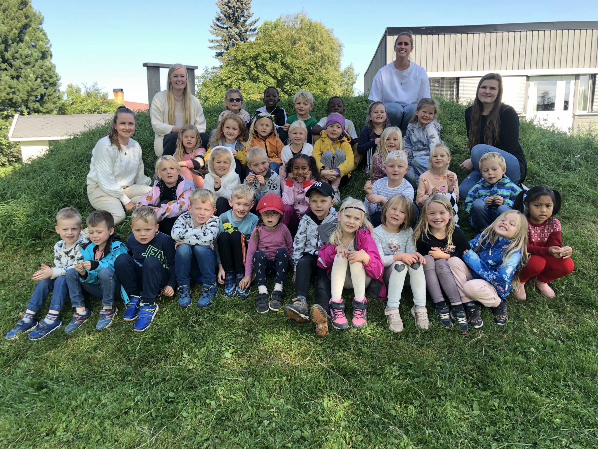 Første klasse Østvang skole: Første rekke fra venstre: Emil Røste Gjetøy, Wilhelm Frang Halbakken, Johan Sørby Slettetveit,Julian Engemoen Emilsen, Mats Kristoffer Mustaparta Gåsvær, Amalie Skattum Kringler, Dennis Svarthoel Dahl ,Aurora Amalie Bystrøm-Halsen, Ine Aurora Martinsen Hellebekken,Natalie Haagensen, Frøya Svela, Susanna Htoo, andre rekke fra høyre: Sigurd Tidemand-Lundestad,Egle Juodyte, Linus Westli,Hanna Abereham Gelegaber,Jacob Andree Nordsveen Mobekk, Ada Fossberget Larsen, Maren Kristiansen Tredje rekke fra venstre: Malin Gundersen, Julia Øverby-Halvorstuen, Cecilie Brenden-Surén, Fride Bretun, Leah Brenden Verge, Aria Brustad Bekkevold, Frida Bjørnstad, Lena Lersveen. Fjerde rekke fra høyre: Else Vestli Evenrud, Adelle Elise Bekkemellem Strømsten,Moses Baganda,Lucas Brenden Verge, Jashua Baganda, Nora Hval Aspen og Solveig Opsahl Edvarsen. FOTO: Marit Amundsen.