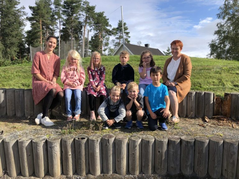 JØNSRUD SKOLE: Fra venstre: Kontaktlærer Lene Wettre Vestheim, Nora Søby Pettersen, Emilie Narmo, Igor Kobielski, Tomine Bøe-Pedersen, Anne Marit Kroken (Sfo leder) Bak fra venstre: Vinnie-Andreas Person Herstadhagen, Sondre Palerud, Maiwand Noorzai.