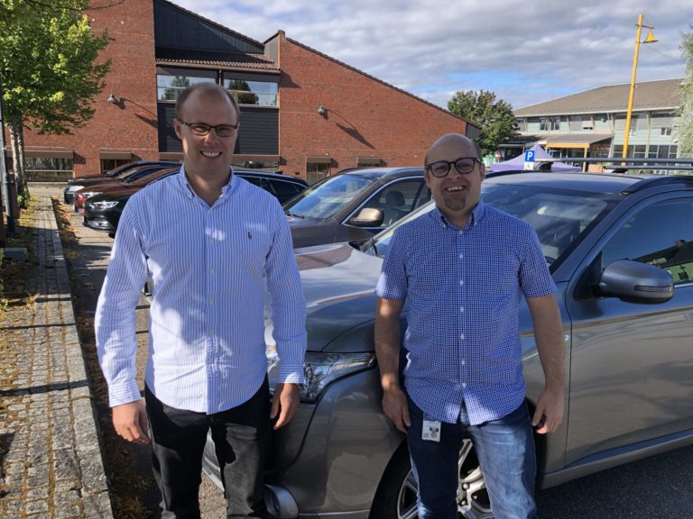 GRØNT BILLÅN: Sparebank 1, avdeling Løten vil ha stand uder Pultost og akevittdagene der de informerer om grønt billån. Fra venstre: Lars Stenseht og Jon-Terje Gaasand. Foto: Marit Amundsen