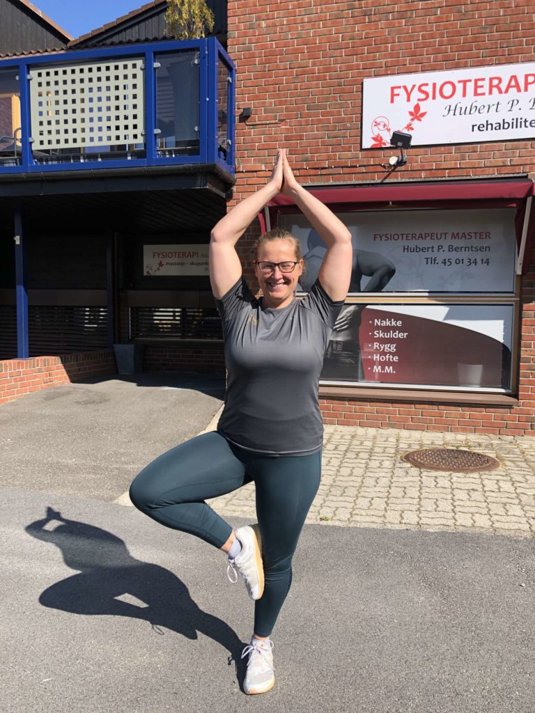 NYTT YOGASTUDIO ÅPNES: Kristin Kjøs på Tren Løten ønsker velkommen til nytt Yogastudio i andre etage i bygget til banken bak seg. FOTO: Marit Amundsen