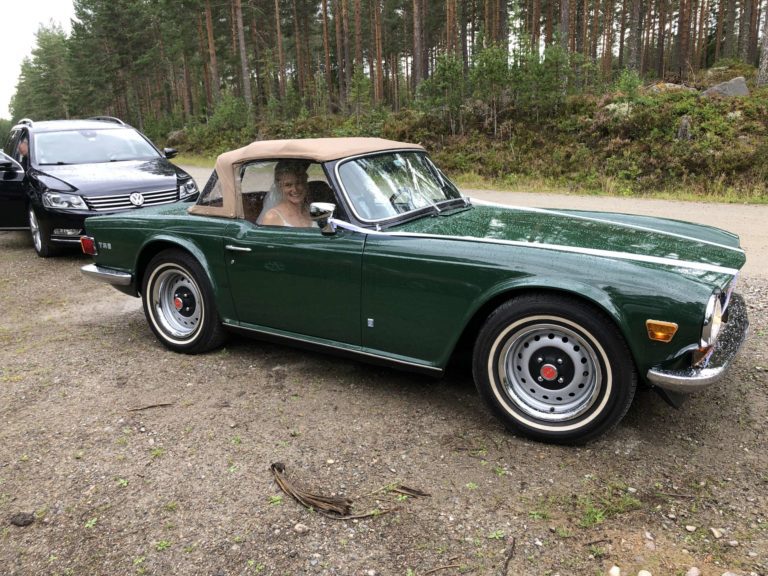 GRØNN BIL: de nygifte i grønne kulisser. FOTO: Marit Amundsen