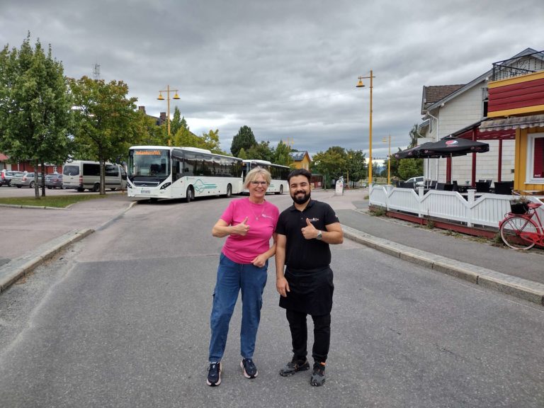 SAMARBEIDER: Bilal Akcay ved Mona Lisa og Gerd Else Sletmoen ved Løten Nærstasjon samarbeider med Pultost- og akevittdagene om årets festarrangementer. Fredag spiller Skigard og lørdag Tre Skaller.