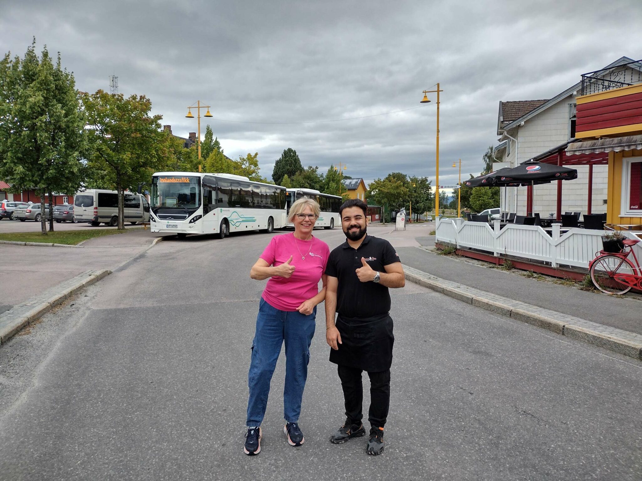 SAMARBEIDER: Bilal Akcay ved Mona Lisa og Gerd Else Sletmoen ved Løten Nærstasjon samarbeider med Pultost- og akevittdagene om årets festarrangementer. Fredag spiller Skigard og lørdag Tre Skaller.