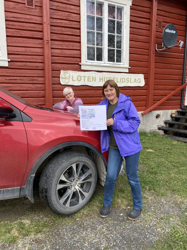 KLAR FERDIG KJØR: Bjørg Fuglebrenden og Kirsten Bergseng ønsker velkomme til Rebusløp i Løten 18 september.