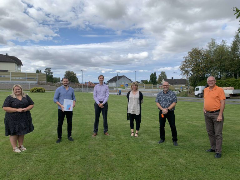 Fra venstre: Ordfører Marte Larsen Tønseth, Timo Ruud og Asgeir Tostensen fra HomeNet, Kristin Ø. Bryhn (plansjef), Jan Gudbrendsen (IKT-rådgiver) og Tore Edvardsen (stabssjef) FOTO: Sigrid Friis Ruud