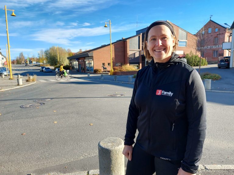 ROSER ARRANGØREN: Kristin Kjøs er leder i Løten Næringslivsforening, og gir stor ros til alle som frivillig jobber for å få gjennomført Pultost- og akevittdagene. Foto: Emilie Westli Andersen.