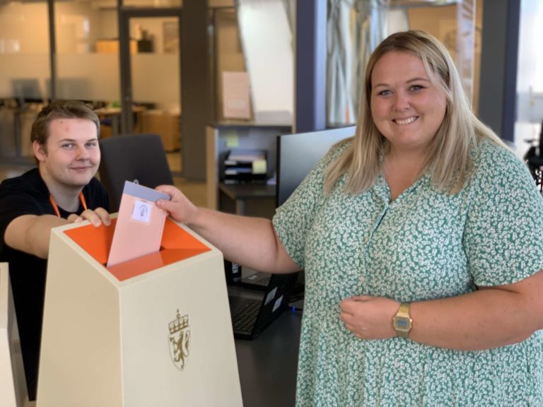 HAR FORHÅNDSSTEMT: Løten-ordfører Marte Larsen Tønseth har forhåndsstemt, som mange andre innbyggere. Kontorfaglærling Dennis Andreassen er aktivt med på valggjennomføringen i Løten.