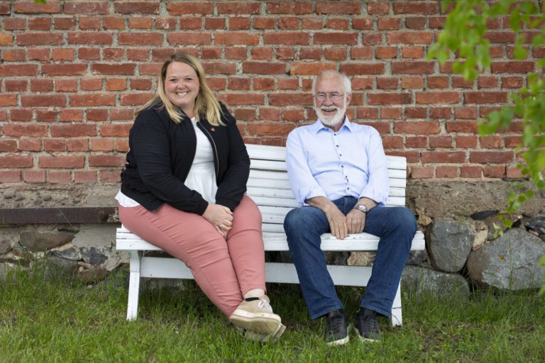 LØTEN ØKER: 44 flere innbyggere ble det i Løten i 2. kvartal. Ordfører Marte Larsen Tønseth og varaordfører Christen Engeloug har all grunn til å vøre fornøyd med tallene. Arkivfoto: Lars Martin Bøe.