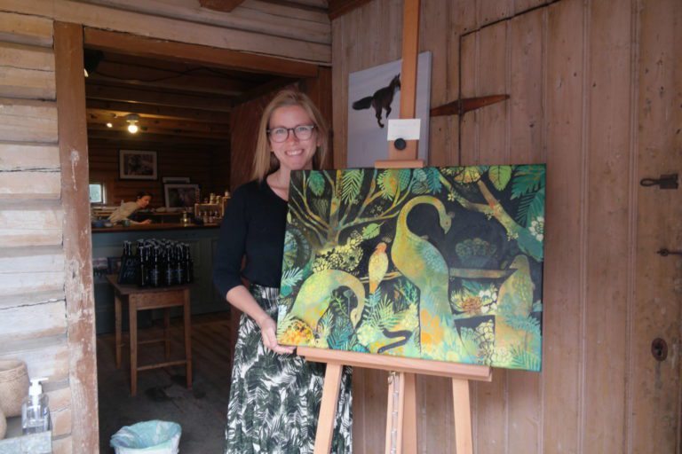 FARGERIK: Siw-Anita Junge Aarebrot stiller ut på Imest gård. FOTO: Marit Amundsen