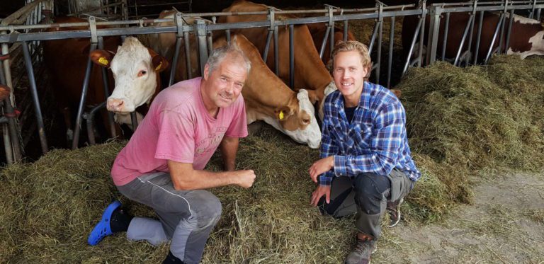 ØNSKER VELKOMMEN: Berg Vestre har åpen gård under Pultost- og akevittdagene, og ligger rett ved sentrum i retning Rokosjøen. Håkon Marius Kvæken og Håkon Kvæken Jr. ønsker folk velkommen til gards.