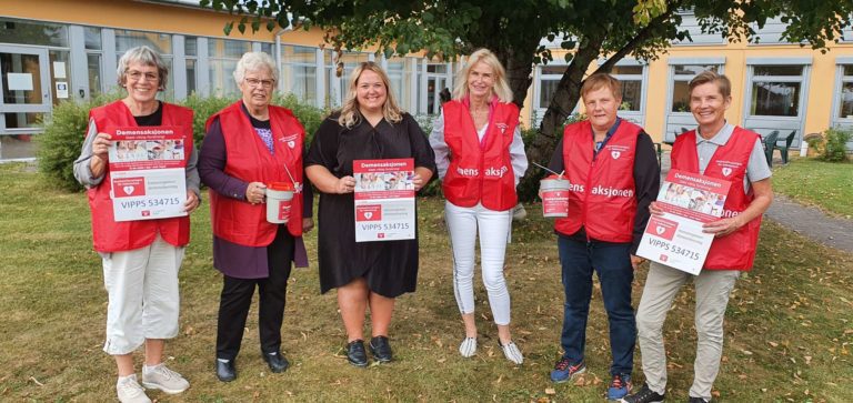 TRENGER MIDLER: Fra 20. september arrangeres demensuka, og det trengs penger til forskning på sykdommen. Fra venstre Ida Kristin Lie, Jorunn Solly, Helle Jordbræk, Bodil Sveen og Torgunn Mosfjeld fra Hamarregionen demensforening sammen med ordfører Marte Larsen Tønseth.