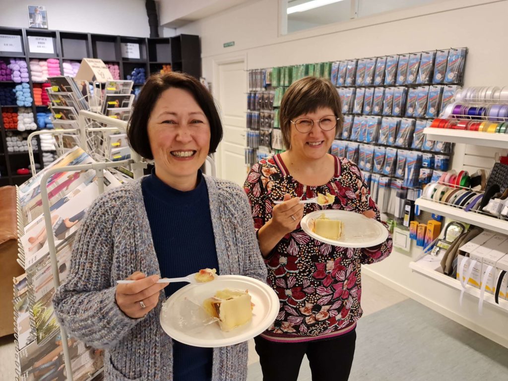 FIKK KAKE: Marsipankake var selvsagt på sin plass da Løten Manufaktur & Sko fikk Løtenprisen.