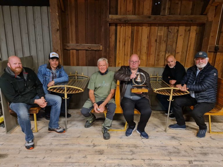 FIKK BJELLE: En jernbaneskinne festet på sviller, med jernbanehjul å bjelle, er en unik NSB-gave som Godshuset har fått fra Tankesmia. Her ser vi Bjørn Flaaseth (fra venstre), Terje Olsrud, Terje Eivind Torp, Knut Arne Søsveen, Sølve Fuglseth og Kåre Olav Wanderås.