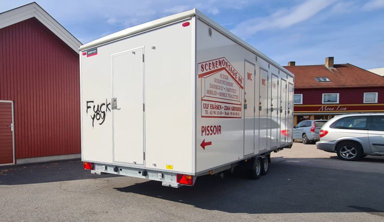 IKKE BRA: Dugnadsgjengen i Pultost- og Akevittdagene oppdaget mandag at noen har tagget på den innleide toalettvogna. Foto: Pultost- og Akevittdagene.