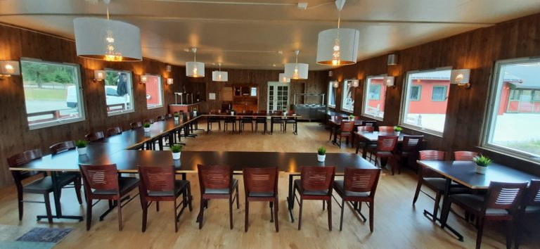 DET MESTE ER NYTT: Driverne av Rokosjøen camping har rustet opp festsalen, og her kan en møblere ut fra hva slags lag en ønsker å ha. I tillegg finnes dekketøy nok til 100 personer. Foto: Privat.