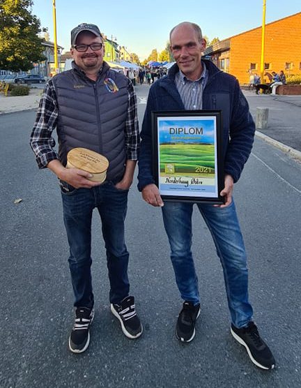 ÅRETS PULTOSTVENN: Årets Pultostvenn gikk til Norderhaug Østre. I tillegg til diplom fikk vinnerne en gravert ørse.