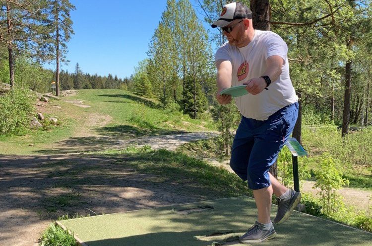 NY BANE PÅ ÅDALSBRUK: Thore Tåg Berglund er initiativtakeren bak Ådalsbruk Sendeplateforening og den nye frisbeegolfbanen på Ådalsbruk. Den er mest sannsynlig klar til bruk i oktober.