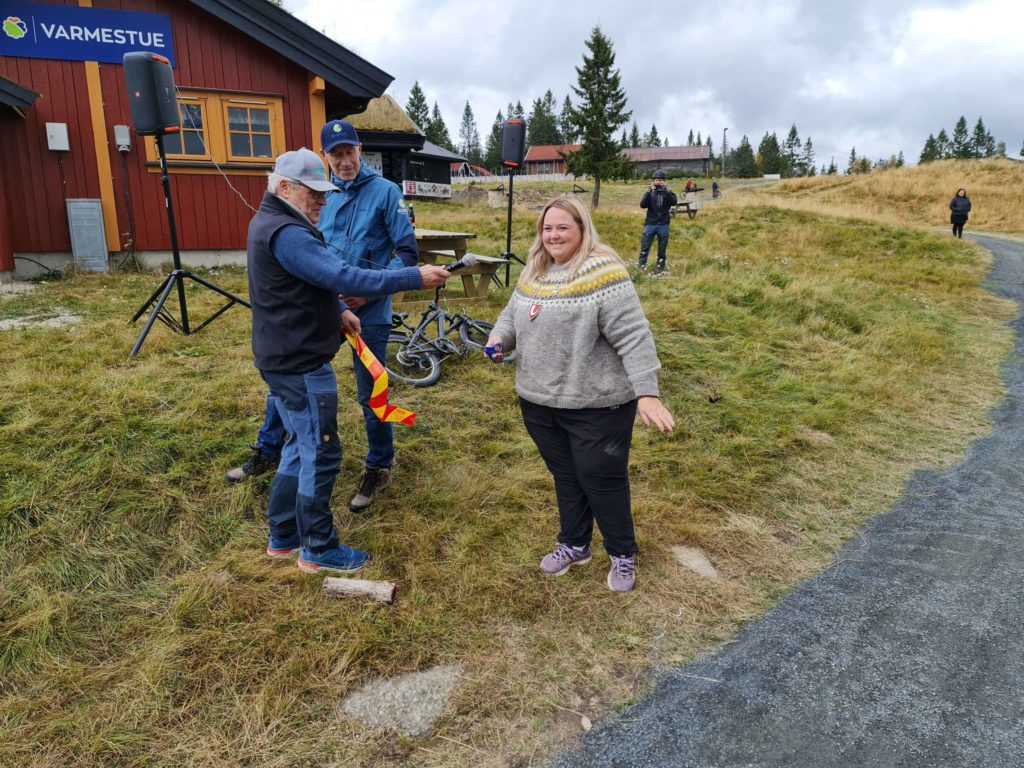 BUDOR SYKKELPARK ÅPNET: Ordfører i Løten, Marte Larsen Tønseth, fikk æren av å klippa snora og erklære sykkelparken for åpnet. Styreleder i Løiten Almenning, Tore Sætren, hjalp til. I bakgrunnen almenningsbestyrer og prosjektleder for parken, Endre Jørgensen.