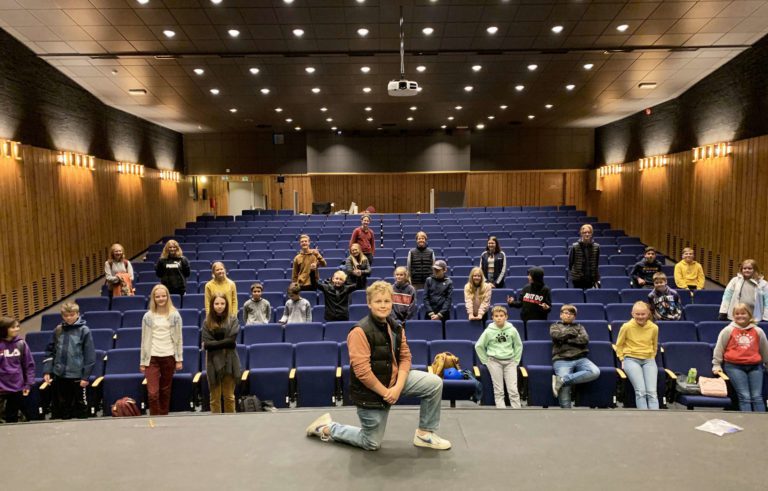 SØKER NYE FOLK: Barn- og unges kommunestyre har endret navn til Løten ungdomsråd, og søker nye medlemmer. I forgrunn ser vi tidligere ordfører Simen Hagen Korsbakken. Foto: Løten kommune.