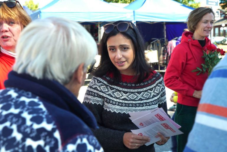 BESØKTE LØTEN: Nestleder i Arbeiderpartiet, Hadia Tajik, besøkte Pultost- og Akevittdagene lørdag sammen med flere av sine partifeller. Eldreomsorg og kommuneøkonomi var et gjentagende samtaletema.