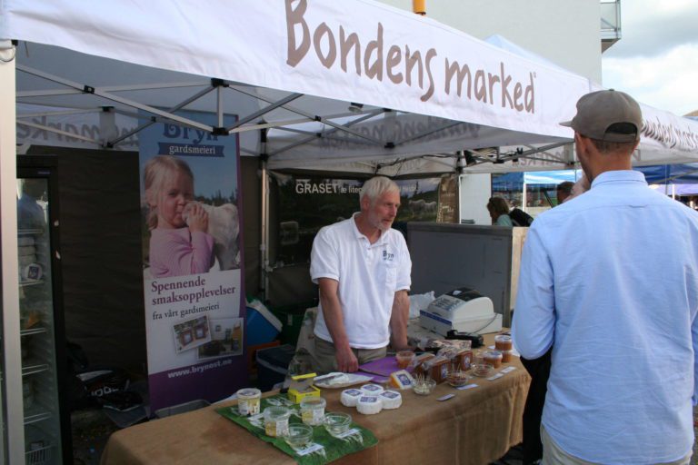 TRADISJON: Per Bryn fra Bryn Gårdsmeieri i Trysil har vært med på Bondens Marked helt siden markedet startet opp under Pultost- og akevittdagene. Han melder om bra salg i Løten disse dagene.