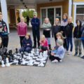 KLART TIL BRUK: Vennelek- og elevrådsrepresentanter fra 3. til 6. klasse på Ådalsbruk skole fikk overlevert sjakkbrett med store brikker som ble tatt i bruk umiddelbart.