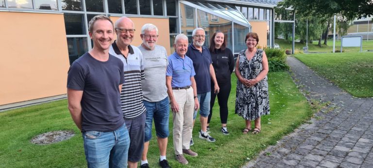 KOMITEEN: Dette er årets komité bak Pultost- og Akevittdagene. Fra venstre: leder Johan Kirkelund, Gotmar Rustad, Trond Haraldsen, Johnny Johansen, Bjørn Juliussen, Anne Østby og Ruth Hoel. Ola Bergseng og Ann-Karin Sjøberg er også med i komiteen bak dagene.