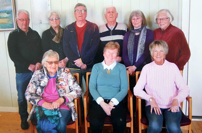 ARKIVFOTO AV TIDLIGERE STYRE: Løten Pensjonistforening har klart program for aktiviteter i sommer. Foran fra venstre: Marit Nordahl, Wenche Johansen og Halldis Skjærstad. Bak fra venstre Erland Lilleøkseth, Bjørg Hagen, Arne Borger Bekkevold, Dagfinn Bolstad, Tone Berit Heien-Larsen og Mary Engebakken. Foto: Privat