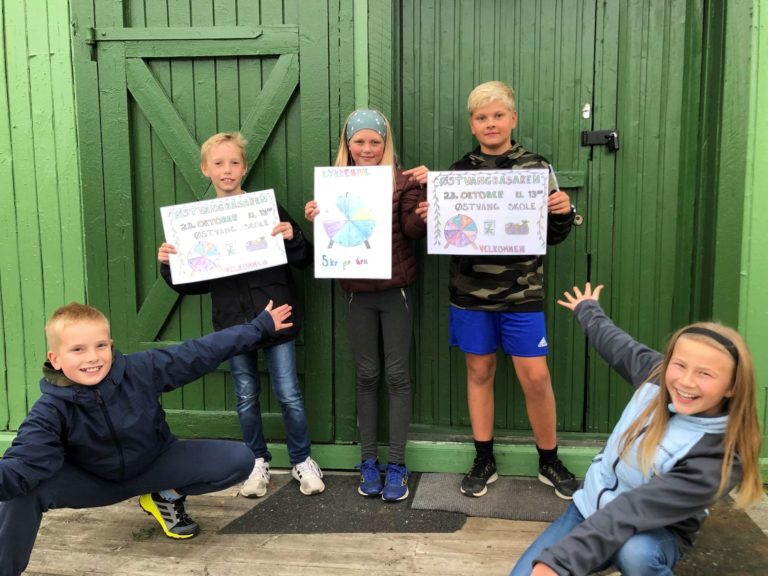 NÅ NÆRMER DET SEG: Lørdag 23. oktober er det duket for årets Østvangbasar ved Østvang skole. Leo Berntsen (til venstre), Olav Alexander Homb, Helene Nilsen Villumstad, Aron Trønnes og Celine Nysveen har laget mange reklameplakater for årets basar.