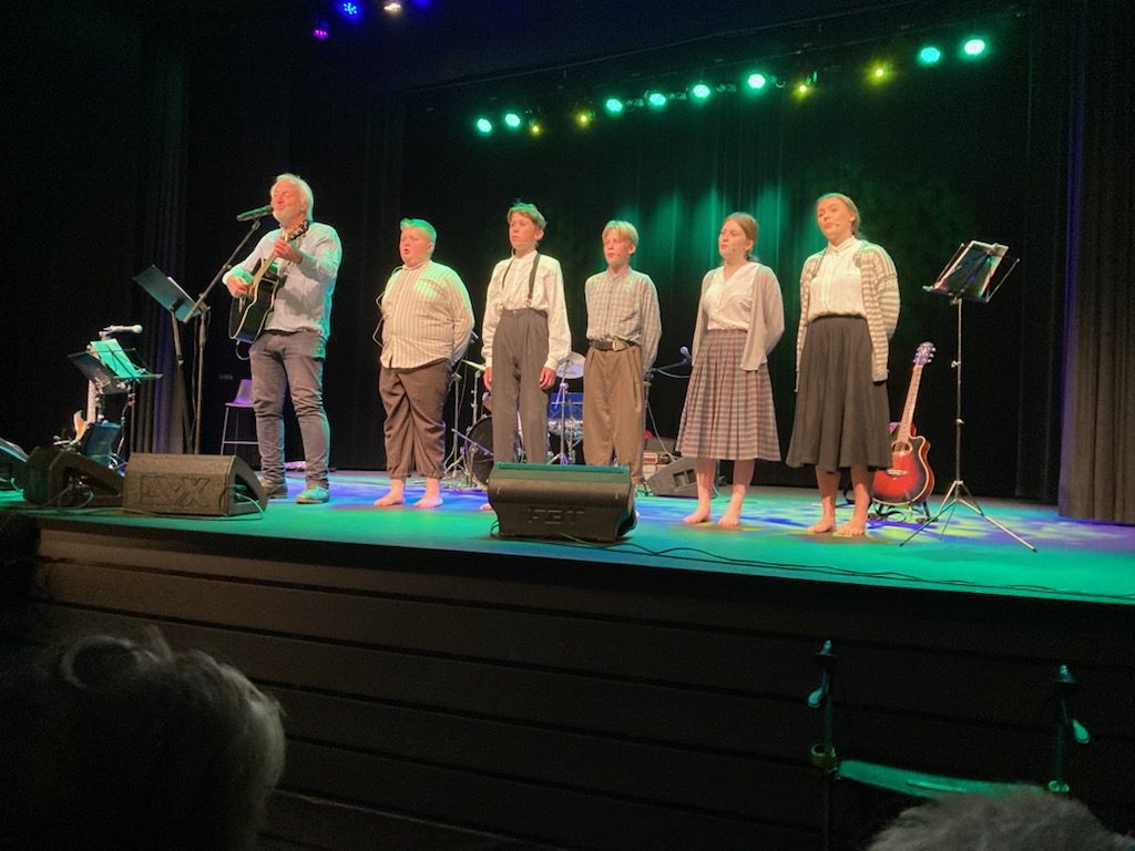 GODE MINNER: Tor Karseth fikk satt stemningen med sine viser fra «Unga på løkkja». Etter dette gikk det slag i slag på underholdningskvelden i Løten kino 22. september. Foto: Privat.