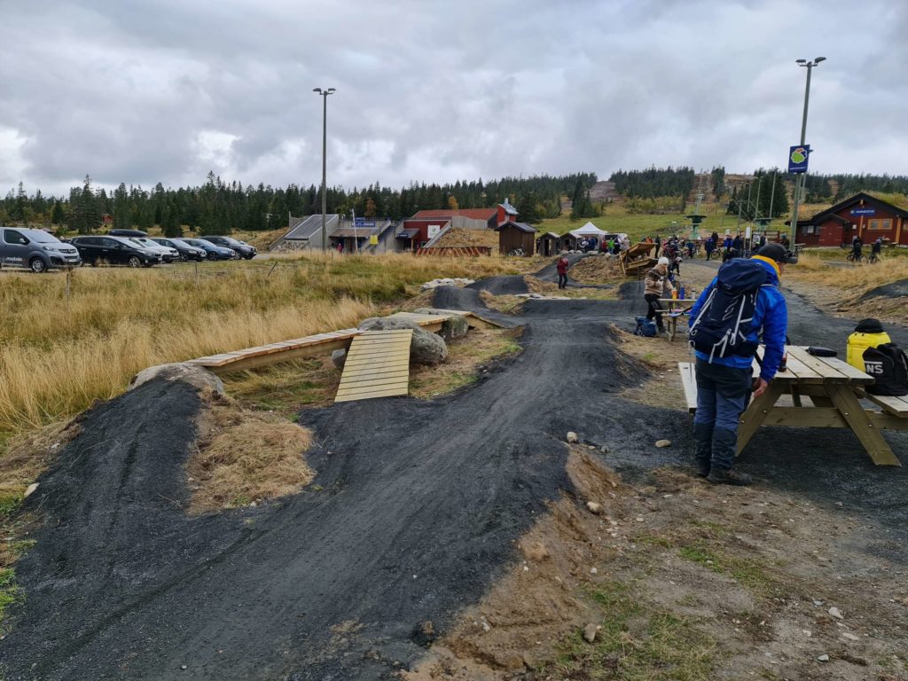 SYKKELLØYPE: Det er mange forskjellige muligheter og vanskelighetsgrader å bryne seg på i den nye sykkelparken på Budor.