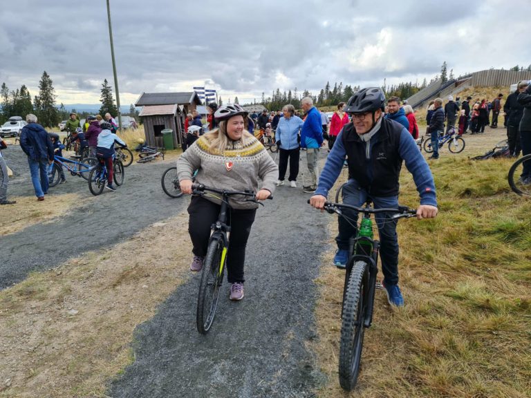 TRÅKKER TIL: Både ordfører og styreleder måtte ut på sin første tur i løypa for en test.