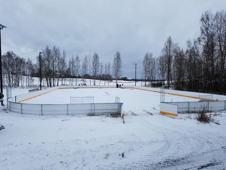 ENKLERE VEDLIKEHOLD: Ved hjelp av midler fra Sparebankstiftelsen Hedmark blir blant annet vedlikeholdet av hockeybanen i Brenneriroa enklere. Arkivfoto: Brenneriroa og omegn vel.