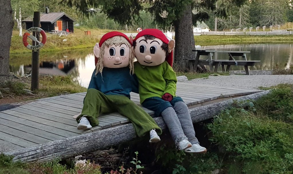 EGEN MASKOT: Risse er Budors egen maskot, og blir å finne sammen med sin bedre halvdel under familiedagen i høstferien.