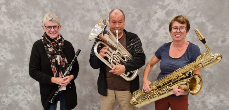 KLARE FOR KONSERT: Søndag 24. oktober arrangerer Ådalsbruk Musikkforening høstkonsert i Romedal kirke. Randi Skårholen (fra venstre), Ola Sveen og Marit Hjelleløkken håper på fullsatt kirke, og billettsalget er i gang.