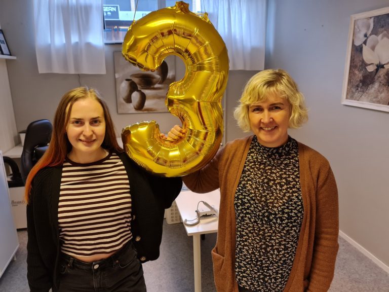 TRE ÅR SAMMEN: Kine Langdalen (til venstre) og Bente Storbæk-Olsen har nå drevet i samme lokaler i tre år. Den store markeringen håper de å ta på femårsjubileet.