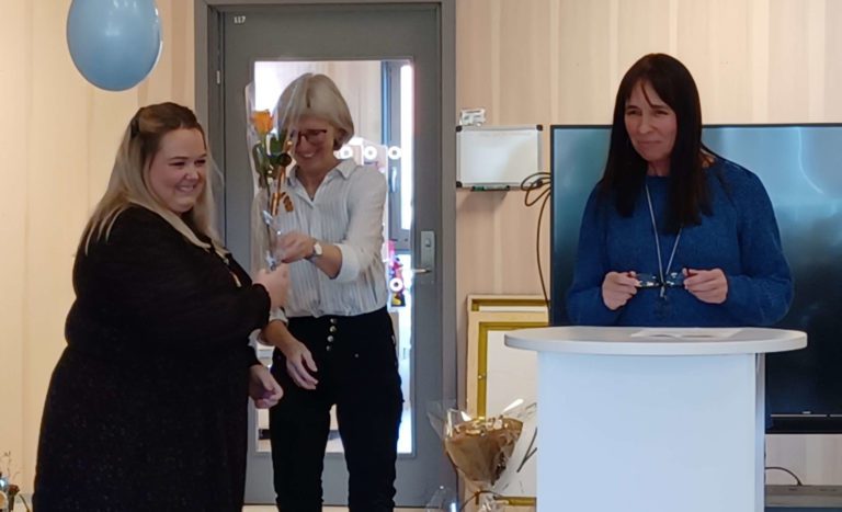 MOTTOK BLOMST: Ordfører Marte Larsen Tønseth mottok blomster fra Ingrid og Iren i forbindelse med åpningen.