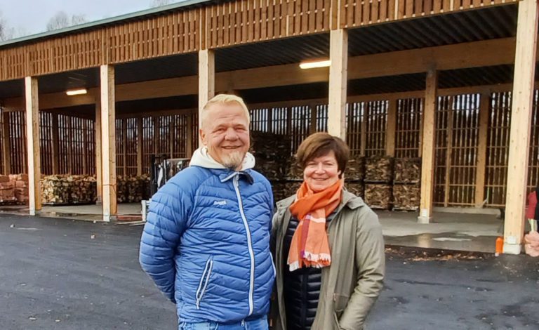 ØNSKET VELKOMMEN: Avdelingsleder Ragnhild Bekk og virksomhetsleder Geir Arne Nilsen ønsker her velkommen til Løten Virkes vedsentral.