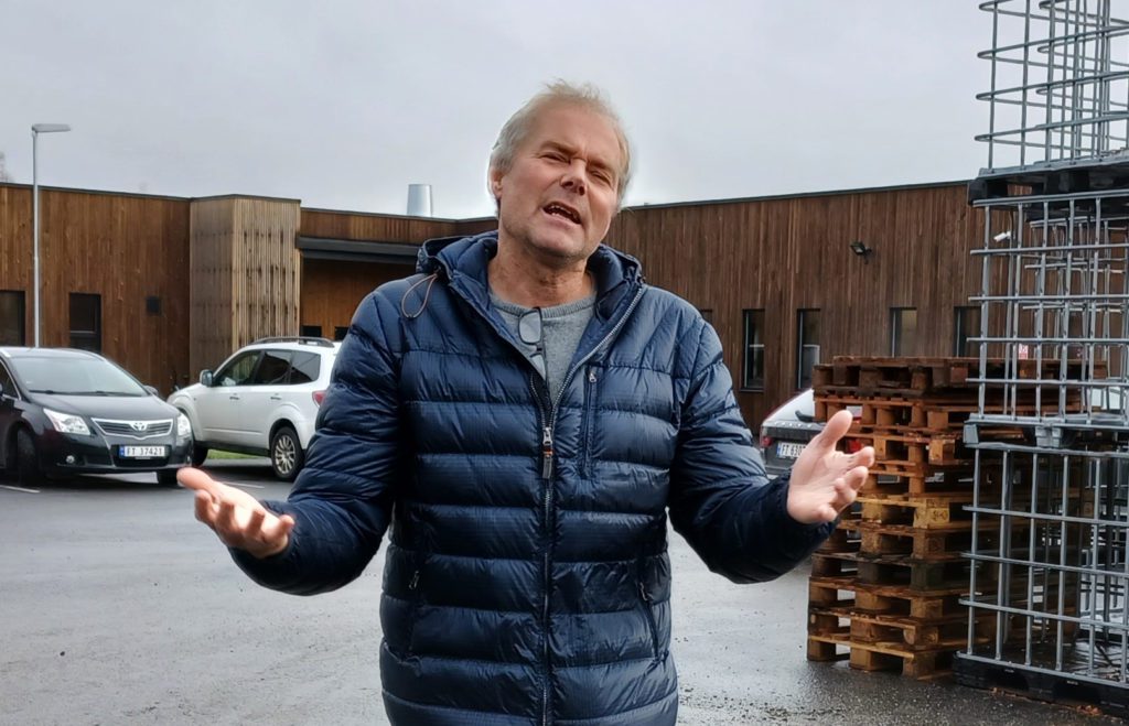 UNDERHOLDT: Håkon Marius Kvæken fikk latteren fram hos alle på Løten Virke.