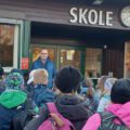 HILSTE PÅ ALLE: Anders Nybakken hadde mandag første dag som rektor på Lund skole, og hilste på alle klasser og elever. Her ved starten av skoledagen.