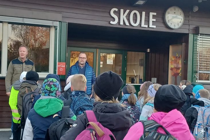 HILSTE PÅ ALLE: Anders Nybakken hadde mandag første dag som rektor på Lund skole, og hilste på alle klasser og elever. Her ved starten av skoledagen.