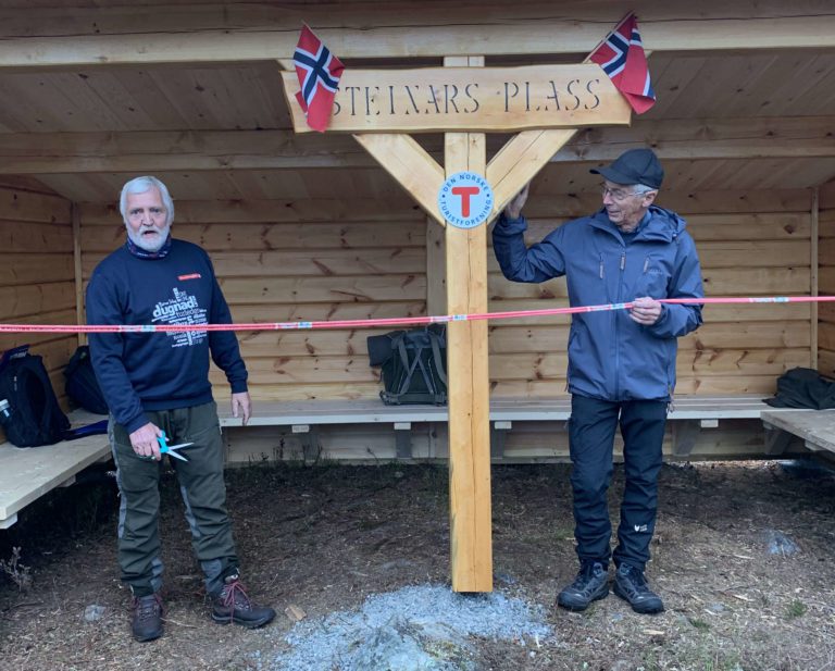 BLE ÅPNET: Samme dag som Steinar Wie Østlie ville hatt bursdag ble snora klippet til den nye gapahuken og «Steinars plass». Snorklipper er Rolf Kjellmo, med Sverre Engen ved siden side. Disse to har ledet dugnadsarbeidet i HHT Løten krets. Foto: Margrete Ruud Skjeseth.