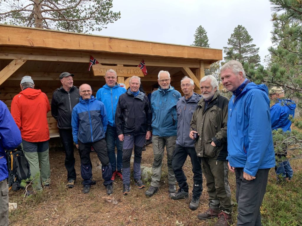 DUGNADSKARA: Håkon Kildahl, John Ole Gangnes, Johan Bysveen, Steinar Libak, Stein Erik Løvlien, Sverre Engen, Rolf Kjellmo og Jan Johnsrud har stått på for å realisere prosjektet. Foto: Margrete Ruud Skjeseth.